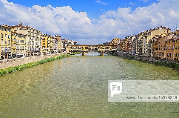 Fluss Arno mit Ponte Vecchio  Florenz  Toskana  Italien  Europa