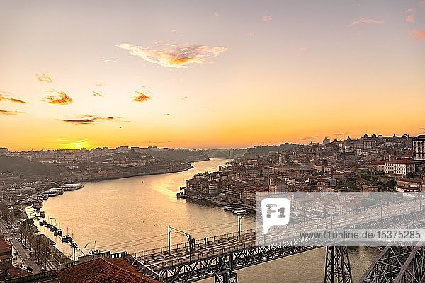 Ausblick über Porto mit Fluss Rio Douro und Brücke Ponte Dom Luís I Sonnenuntergang Porto Portugal Europa
