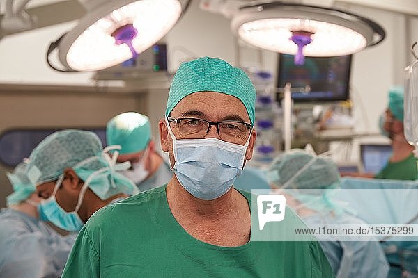 Herzchirurg Prof. Richard Frey im Operationssaal Bundeswehrzentralkrankenhaus Koblenz Rheinland-Pfalz Deutschland Europa