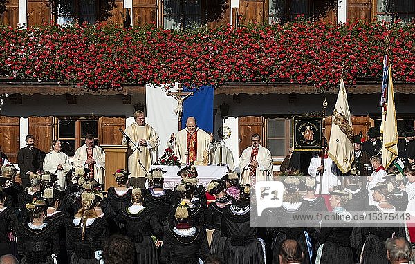 Jahrmarkt während der Leonhardi-Prozession in Kreuth  Tegernseer Tal  Oberbayern  Bayern  Deutschland  Europa
