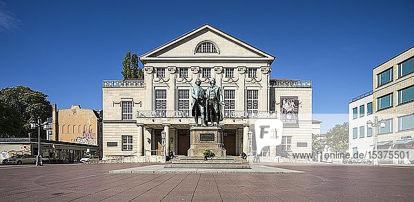 Panorama  Deutsches Nationaltheater  vor Goethe-Schiller-Denkmal  Weimar  Thüringen  Deutschland  Europa