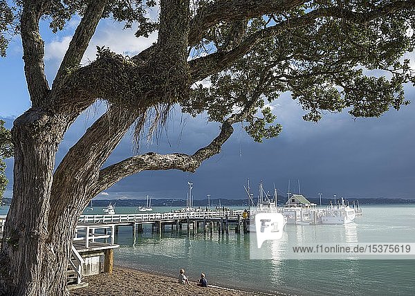 Steg und Yacht in der Bucht von Russel zwei Kinder am Strand Far North District Northland Nordinsel Neuseeland Ozeanien