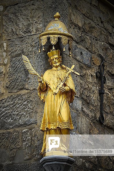 Statue des Heiligen Nepomuk an der Ecke eines Hauses  Haus Löwenstein  Aachen  Nordrhein-Westfalen  Deutschland  Europa