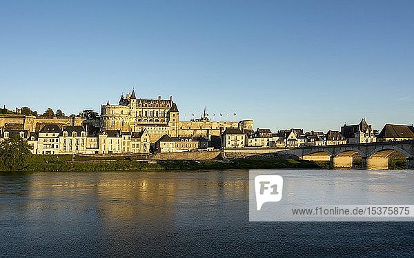 Schloss Amboise bei Sonnenuntergang an der Loire  Loiretal  Departement Indre-et-Loire  Centre-Val de Loire  Frankreich  Europa