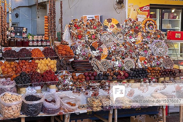 Stand in der Markthalle mit kandierten Früchten  Trockenfrüchten  Eriwan  Armenien  Asien