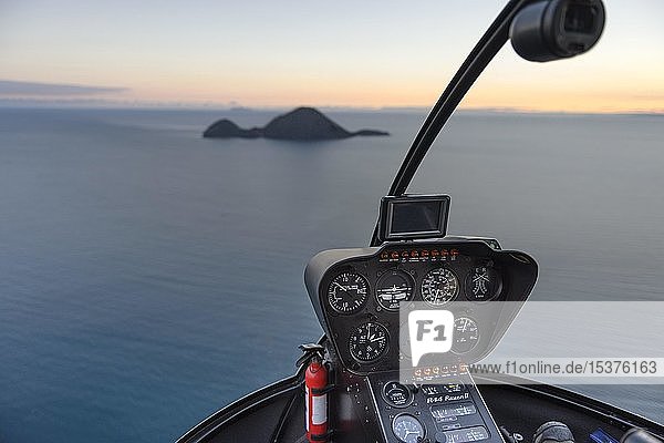 Flug mit dem Helikopter Robinson R44 zur Vulkaninsel White Island Morgenstimmung Whakaari Vulkaninsel Bay of Plenty Nordinsel Neuseeland Ozeanien