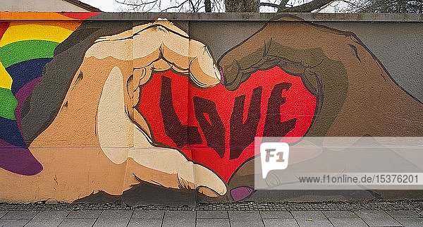 Graffiti an Mauer mit Schriftzug Love München Oberbayern Bayern Deutschland Europa