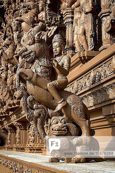 Holzschnitzereien im Tempel  Tempel des Heiligtums der Wahrheit  Pattaya  Thailand  Asien