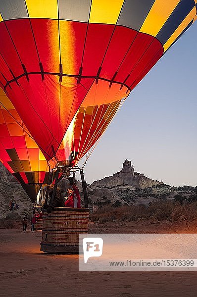 Heißluftballons in der Morgendämmerung mit Church Rock im Hintergrund  Red Rock State Park  Gallup  New Mexico