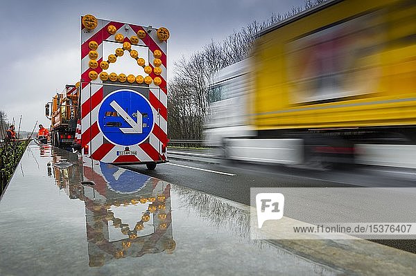 Warnung zum Fahrspurwechsel an einem Fahrzeug der Autobahnmeisterei auf der Autobahn A4 bei Regen  Deutschland  Europa
