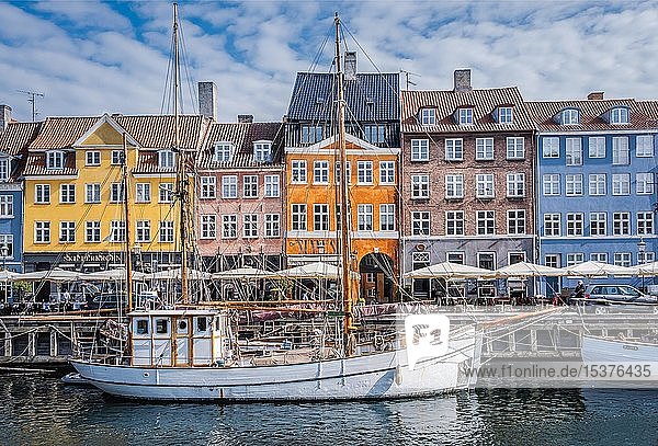 Segelboote auf dem Kanal vor bunten Fassaden  Nyhavn  Kopenhagen  Dänemark  Europa