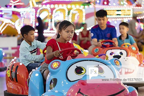 Kinder fahren Autoscooter im Koh Pich Themenpark  Diamond Island  Phnom Penh  Kambodscha  Asien