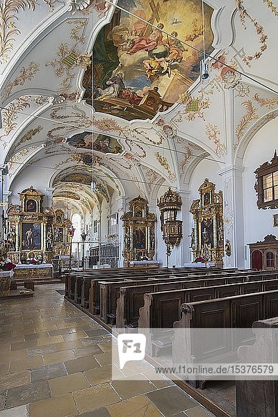 Innenraum Decke mit Fresken Innenraum Klosterkirche St. Johann Baptist Beyharting bei Tuntenhausen Oberbayern Bayern Deutschland Europa