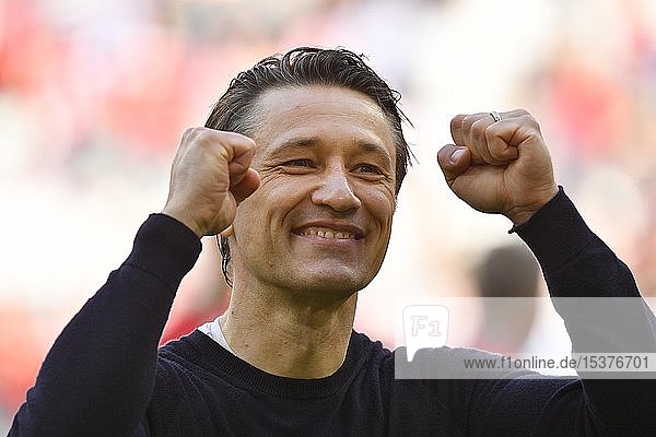 Trainer Coach Niko Kovac FC Bayern München FCB jubelt Gestik Meisterfeier 2019 FC Bayern München ist zum 29. Mal Deutscher Meister der Bundesliga Allianz-Arena München Bayern Deutschland Europa