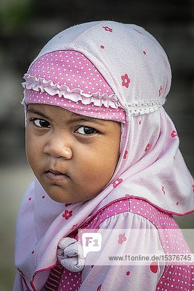 Porträt eines jungen javanischen muslimischen Mädchens  Java  Indonesien  Asien
