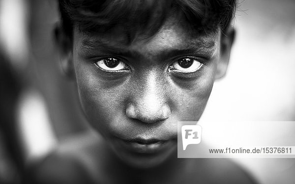 Porträt eines Jungen in einer Ziegelei  schwarz-weiß  Dhaka  Bangladesch  Asien