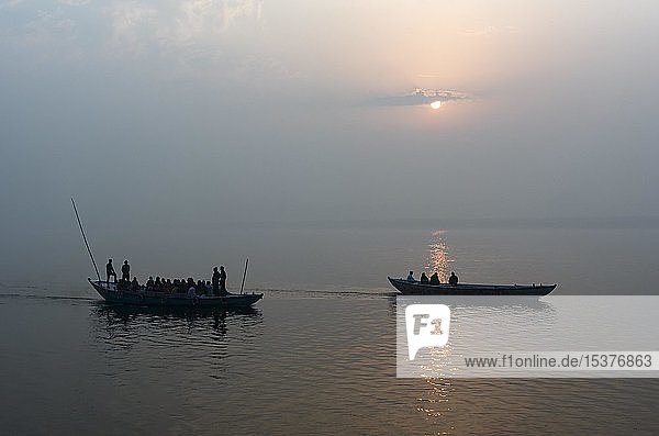 Silhouetten von Booten auf dem Fluss Ganges bei Sonnenaufgang  Varanasi  Uttar Pradesh  Indien  Asien