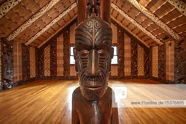 Traditionelle Schnitzerei einer Statue der Maori in der Versammlungshalle Te Whare Runanga Waitangi Far North District Northland Nordinsel Neuseeland Ozeanien