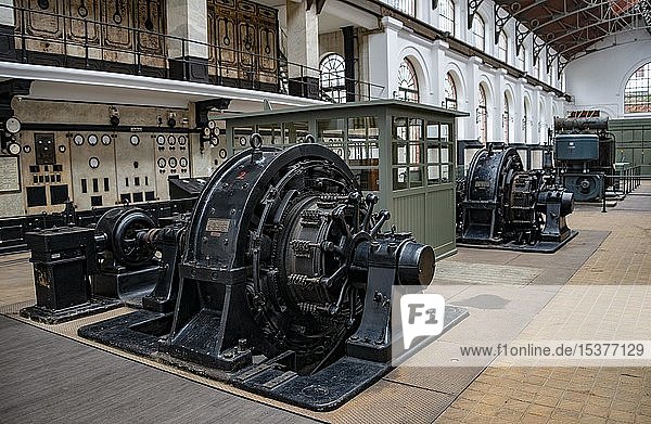 Generatoren historischer elektrischer Maschinenraum Stromversorgung Straßenbahnmuseum Museu do Carro Electrico da Cidade do Porto Porto Portugal Europa