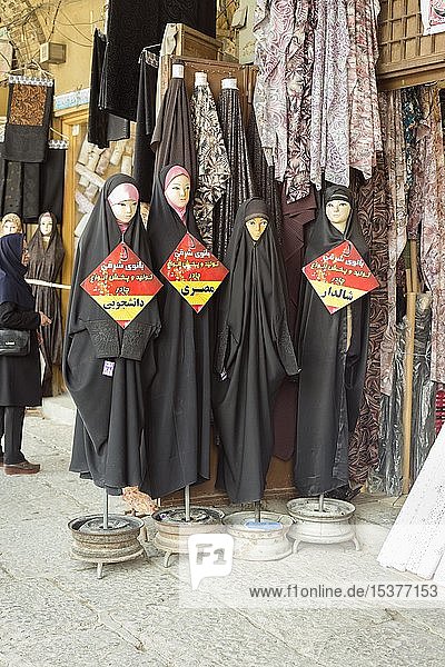 Damenmode im Bazar-e Bozorg  dem großen Basar  Isfahan  Iran  Asien