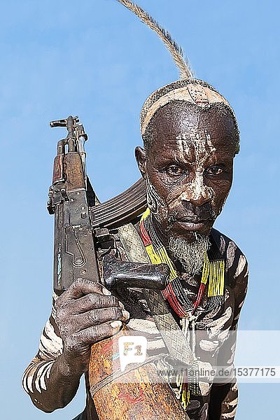 Mann mit Kalaschnikow  Karo-Stamm  Dorf Duss  Mago-Nationalpark  Region der Nationalitäten und Völker des Südens  Äthiopien  Afrika