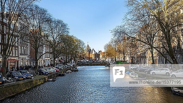 Blick auf De Waag Gracht Kloveniersburgwal Amsterdam Nordholland Niederlande Europa