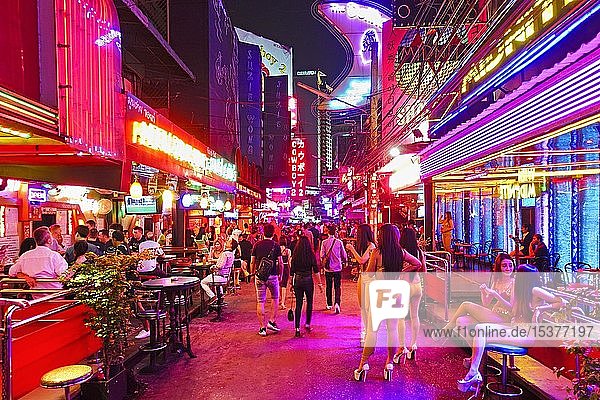 Nachtleben  Soi Cowboy Rotlichtviertel  Mädchen stehen vor der Bar  Asoke Road  Sukhumvit  Bangkok  Thailand  Asien