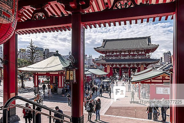 Blick auf das H?z?mon-Tor  buddhistische Tempelanlage  Asakusa-Schrein oder Sens?-ji-Tempel  Asakusa  Tokio  Japan  Asien