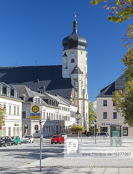 Marktplatz mit Stadtkirche St. Marien in Marienberg  Erzgebirge  Sachsen  Deutschland  Europa