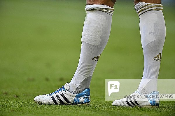 Beine des Fußballers Toni Kroos  Real Madrid  Allianz Arena  München  Bayern  Deutschland  Europa