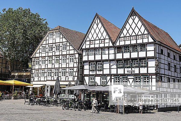 Historische Fachwerkhäuser mit Gastronomie auf dem Marktplatz  Soest  Nordrhein-Westfalen  Deutschland  Europa