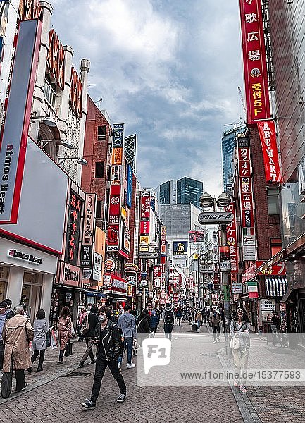 Fußgängerzone Einkaufstraße Ladenstraße mit viel Reklame Udagawacho Shibuya Tokio Japan Asien