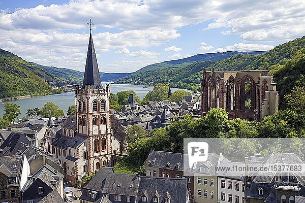 Blick vom Postenturm auf Pfarrkirche St. Peter und Kirchenruine Wernerkapelle Bacharach Oberes Mittelrheintal Rheinland-Pfalz Deutschland Europa