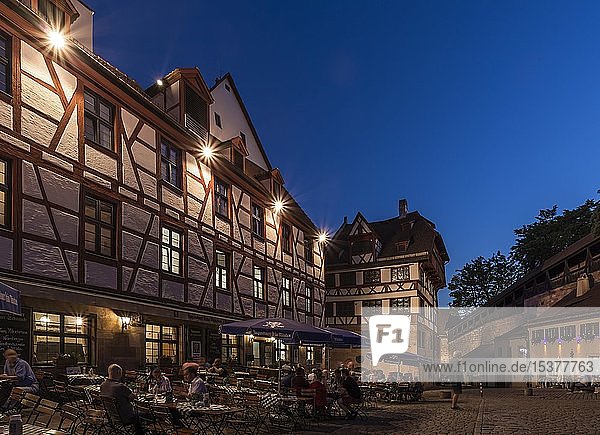 Historisches Fachwerkhaus und Dürerhaus in der Abenddämmerung  Tiergärtnertor  Nürnberg  Mittelfranken  Bayern  Deutschland  Europa