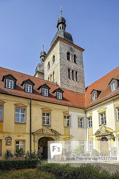 Romanische Klosterkirche Haus St. Gregor mit Klosterpforte Benediktinerabtei Kloster Plankstetten Berching Oberpfalz Bayern Deutschland Europa
