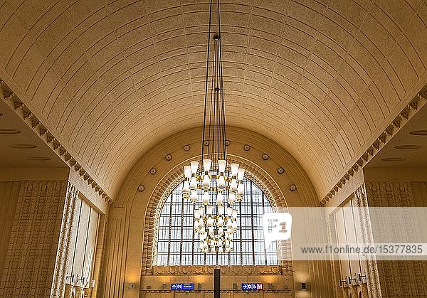 Neoklassizistischer Kronleuchter in der Eingangshalle  Hauptbahnhof  Helsinki  Finnland  Europa