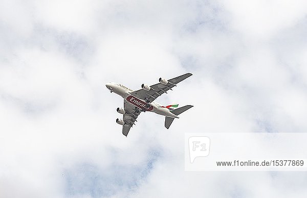 Flugzeug Airbus A380 der Airline Emirates Landeanflug Amsterdam Niederlande Europa