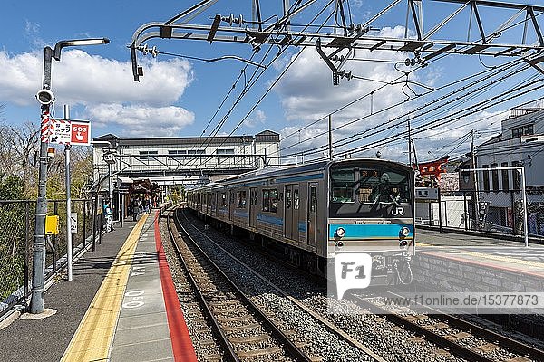 JR  Japanischer Zug zum Inari-Bahnhof  Kyoto  Japan  Asien