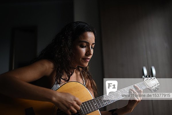 Sängerin und Songschreiberin La Lovo mit Gitarre  Medellin  Kolumbien  Südamerika