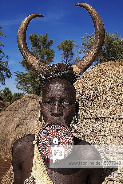 Frau mit großer Lippenplatte und Hörnern als Kopfschmuck  Stamm der Mursi  Mago-Nationalpark  Region der Nationalitäten und Völker des Südens  Äthiopien  Afrika