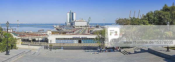 Passagierterminal und Hotel Odessa in Odessa Seehafen Blick von der Potemkin Treppe, Odessa, Ukraine, Europa
