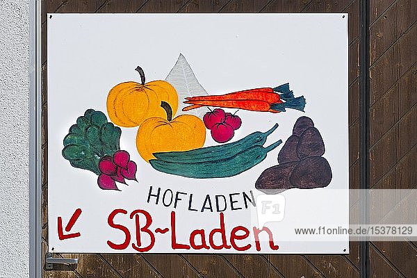 Schild Hofladen an der Tür eines Bauernhofs  Schlacht  Oberbayern  Bayern  Deutschland  Europa