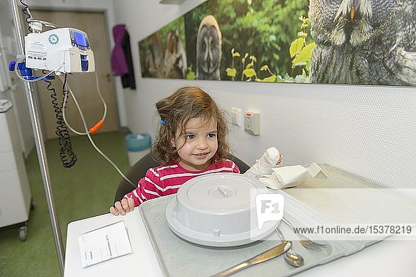 Mädchen  3 Jahre  Abendessen im Krankenhaus  Deutschland  Europa