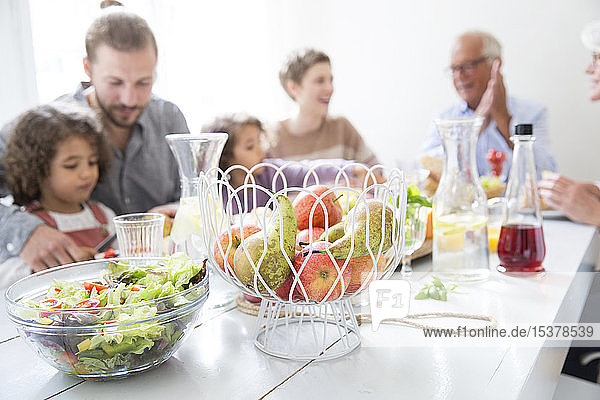 Erweiterte Familie mit gesundem Mittagessen zu Hause