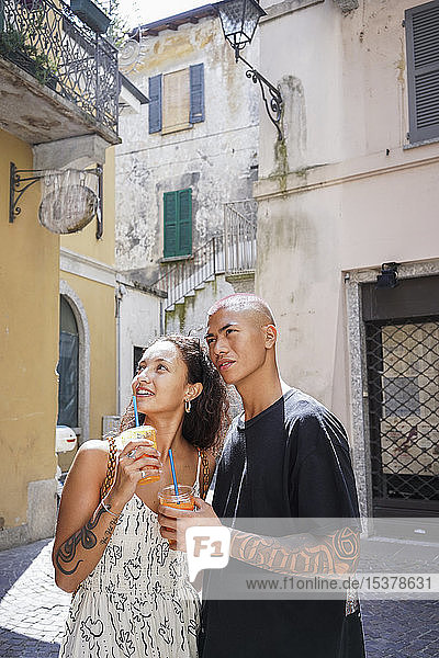 Porträt eines jungen Paares  das die Stadt entdeckt  Lecco  Italien