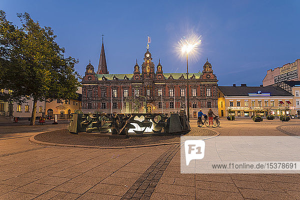 Beleuchtetes Rathaus gegen blauen Nachthimmel in Malmö  Schweden