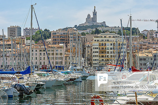 Frankreich  Provence-Alpes-Cote d'Azur  Marseille  Alter Hafen und Jachthafen mit Basilique Notre-Dame de la Garde