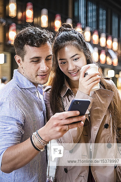 Ehepaar nutzt Smartphone in Ginza  Tokio  Japan