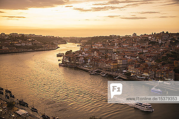 Panoramablick auf Porto bei Sonnenuntergang  Portugal