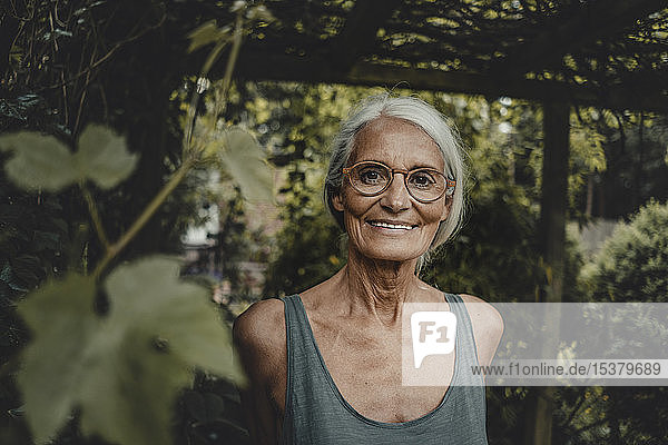 Porträt einer älteren Frau  die eine Brille trägt